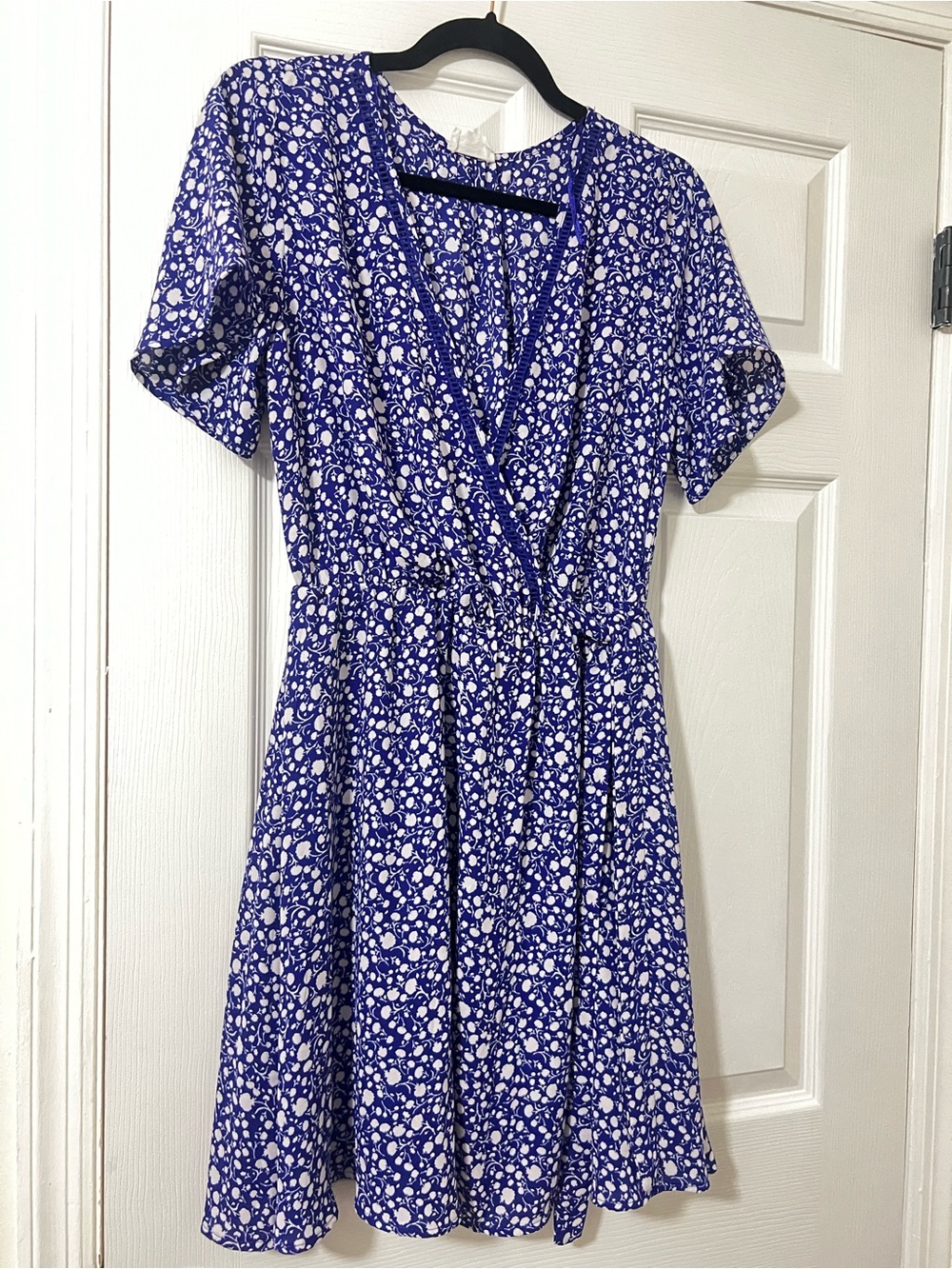 Sienna Sky Blue White Floral V-Neck Short Sleeve Lined Knee Dress L wrap-style